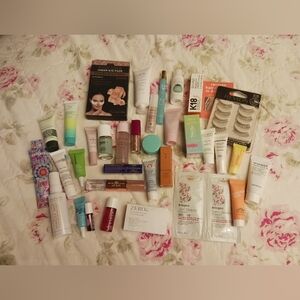 Lot IPSY Beauty Products Make Up Eyes Lip Perfume Eyelash Hair Moisturizer Oil